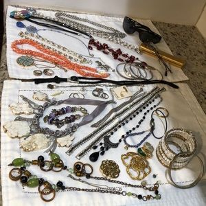 Lot of jewelry, sunglasses, readers